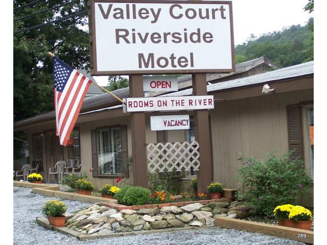 Valley Court Riverside Motel
