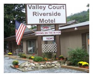 Valley Court Riverside Motel